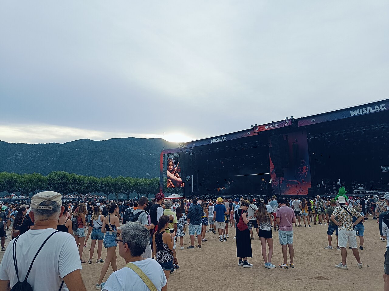 Photographie réelle des scènes principales de Musilac au soleil couchant, en 2026